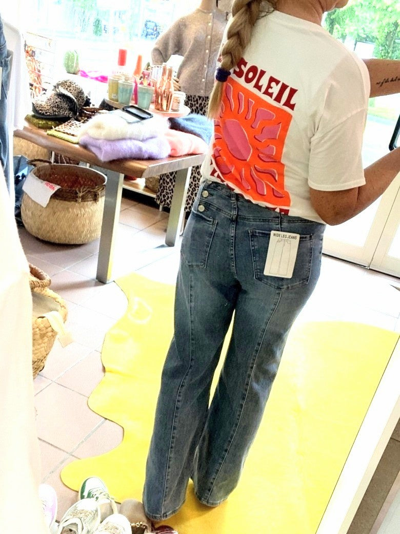 Entdecken Sie unsere stylische Jeanshose in lässigem Blau mit angesagter Wide Leg Form von HELLO MISS mit weiter Beinform - Must-Have für den Kleiderschrank!