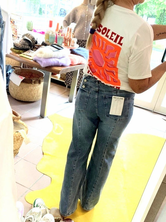 Entdecken Sie unsere stylische Jeanshose in lässigem Blau mit angesagter Wide Leg Form von HELLO MISS mit weiter Beinform - Must-Have für den Kleiderschrank!