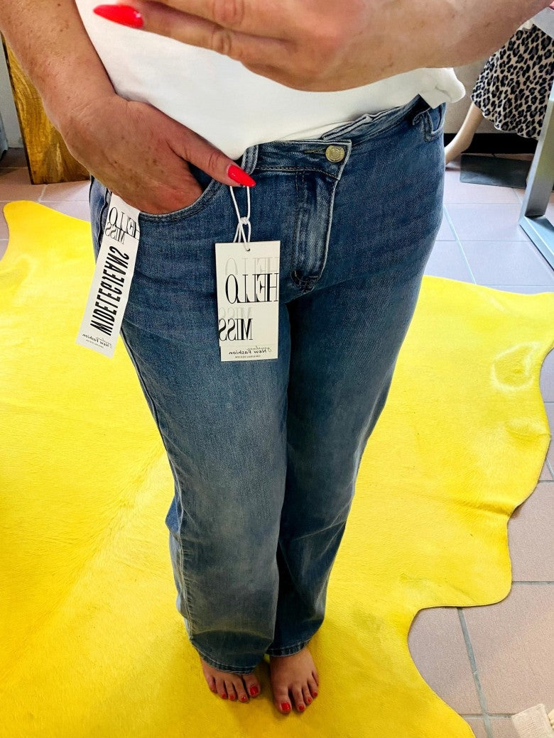 Entdecken Sie unsere stylische Jeanshose in lässigem Blau mit angesagter Wide Leg Form von HELLO MISS mit weiter Beinform - Must-Have für den Kleiderschrank!