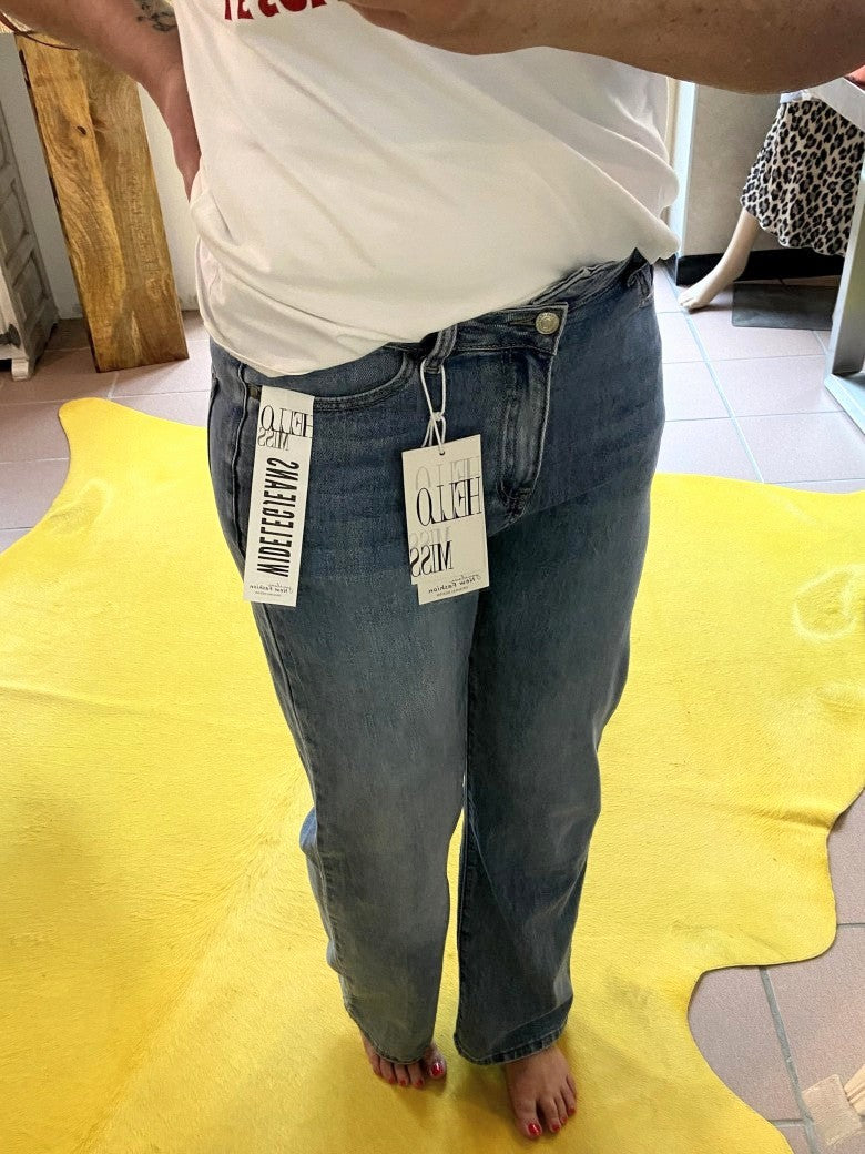 Entdecken Sie unsere stylische Jeanshose in lässigem Blau mit angesagter Wide Leg Form von HELLO MISS mit weiter Beinform - Must-Have für den Kleiderschrank!