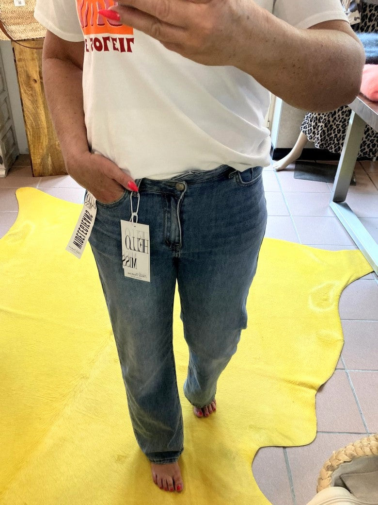 Entdecken Sie unsere stylische Jeanshose in lässigem Blau mit angesagter Wide Leg Form von HELLO MISS mit weiter Beinform - Must-Have für den Kleiderschrank!