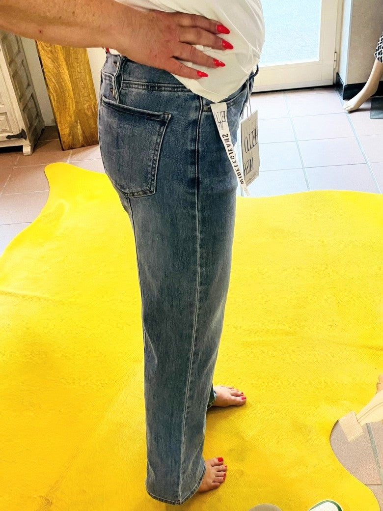 Entdecken Sie unsere stylische Jeanshose in lässigem Blau mit angesagter Wide Leg Form von HELLO MISS mit weiter Beinform - Must-Have für den Kleiderschrank!