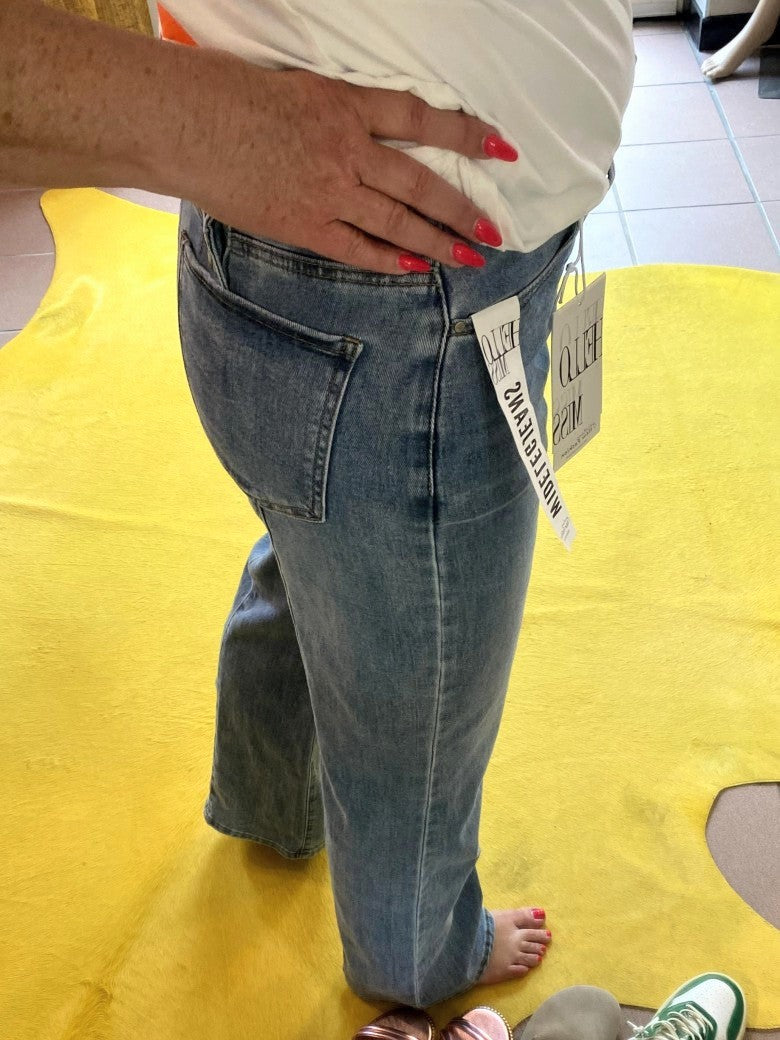 Entdecken Sie unsere stylische Jeanshose in lässigem Blau mit angesagter Wide Leg Form von HELLO MISS mit weiter Beinform - Must-Have für den Kleiderschrank!