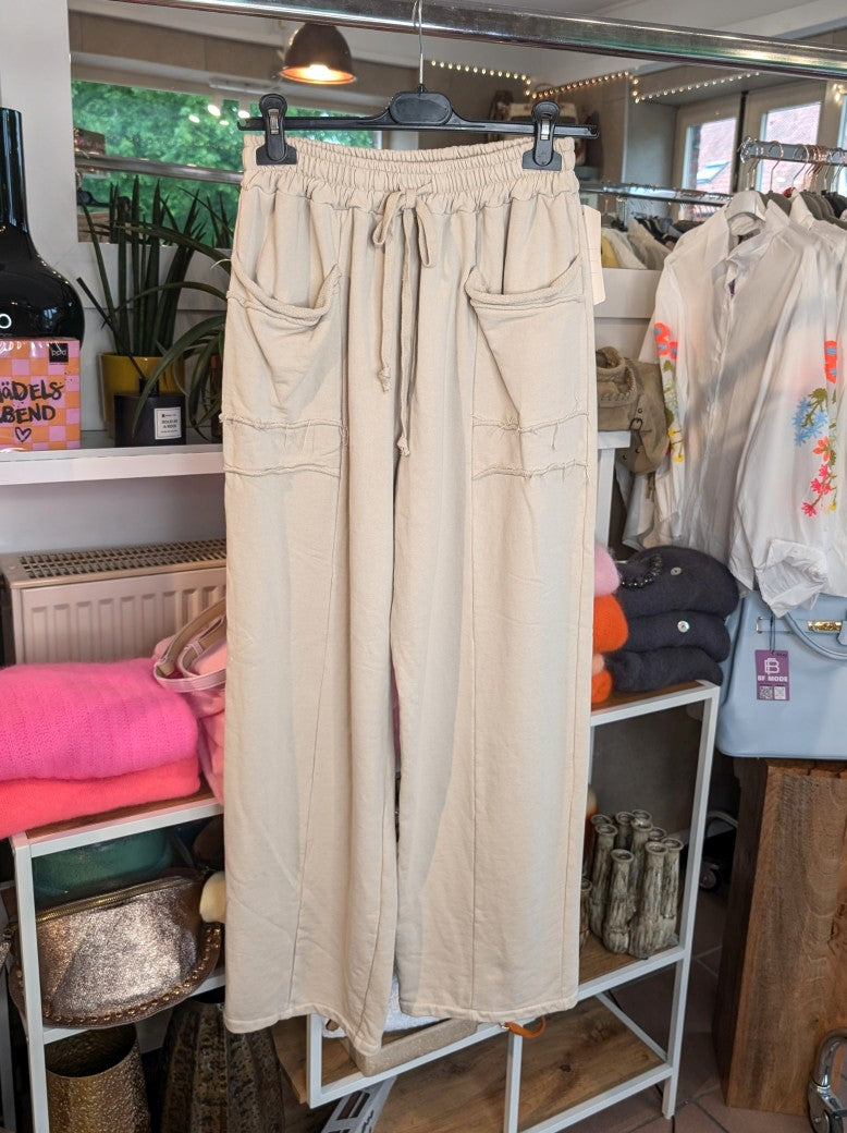 Zeitlose Jogginghose aus weicher Baumwolle mit vielen Naht-Details in elegantem Beige. Uni-Design passt zu vielen Outfits, für entspannte Tage und Aktivitäten!