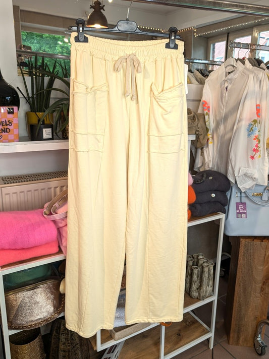 Zeitlose Jogginghose aus weicher Baumwolle mit vielen Naht-Details in Butter Yellow Gelb. Uni-Design passt zu vielen Outfits, für entspannte Tage und Aktivitäten!