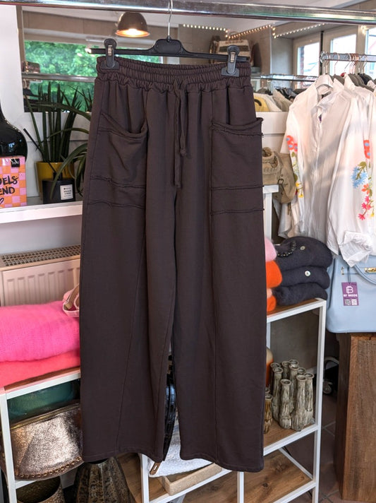 Zeitlose Jogginghose aus weicher Baumwolle mit vielen Naht-Details in Coffee Braun. Uni-Design passt zu vielen Outfits, für entspannte Tage und Aktivitäten!