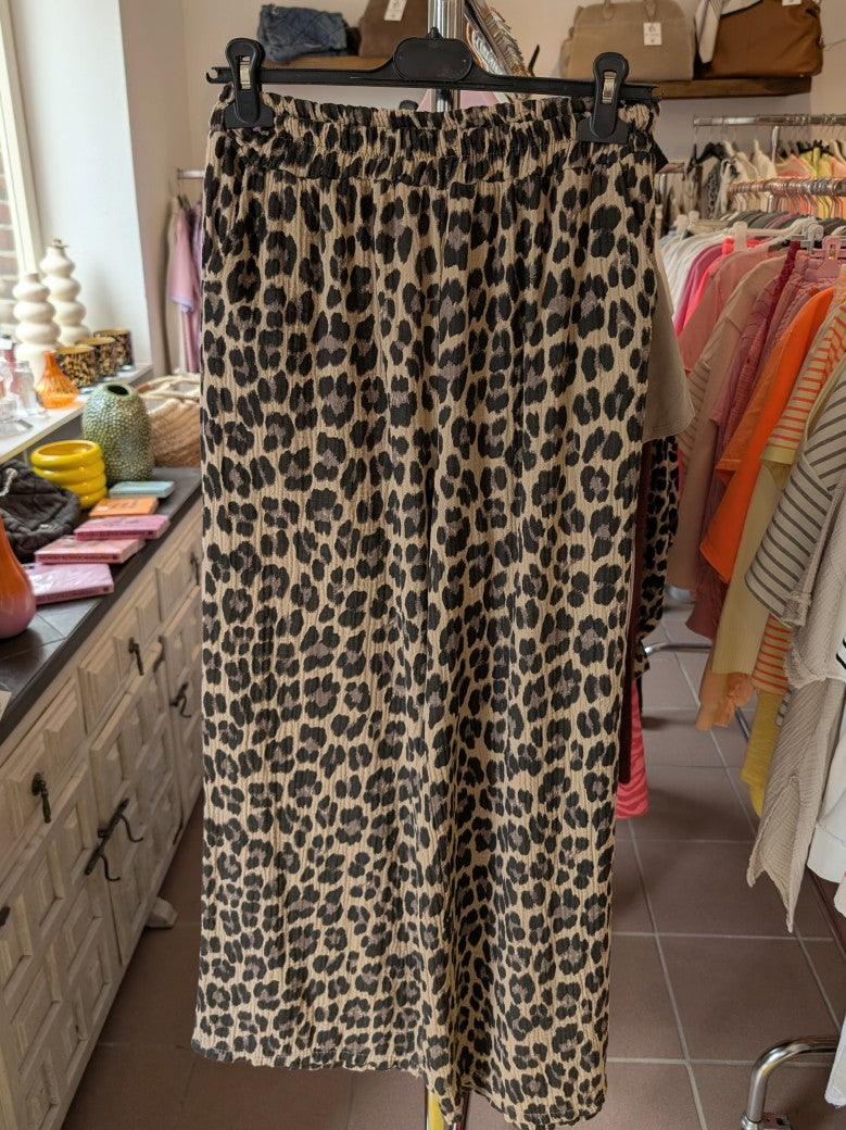 Lebe jeden Tag wie eine Fashionista mit unserer Mousselin Hose Leo Braun Schwarz! Hose mit Wow-Faktor, fühle dich selbstbewusst inspiriert.