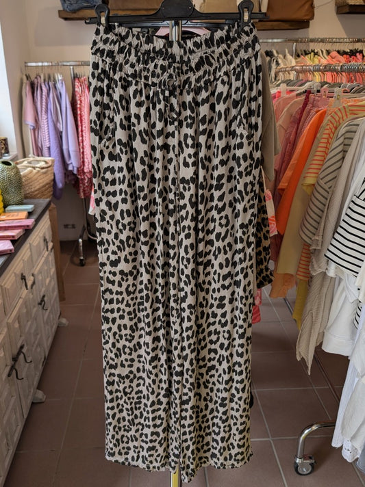 Lebe jeden Tag wie eine Fashionista mit unserer Mousselin Hose Leo Grau Braun Schwarz! Hose mit Wow-Faktor, fühle dich selbstbewusst inspiriert.