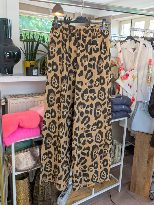 Elegante luftige Mousselin-Hose mit Leo Print in Hellbraun Braun Schwarz. Ein zeitloses Stück von Mioni Italien - mühelos kombinierbar von casual bis elegant.