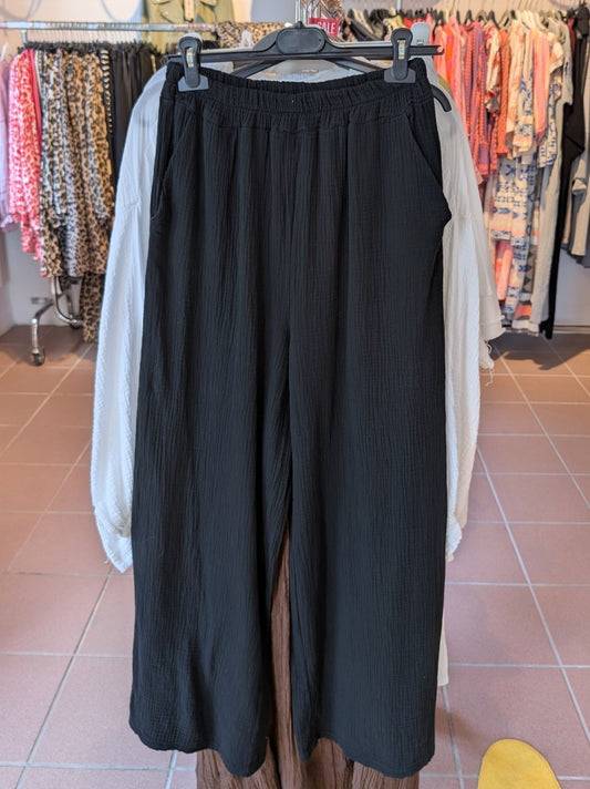 Diese schwarze Mousselin Hose mit leichtem fließenden Material vereint mühelos Komfort und Stil. Perfekt für vielseitige Looks!