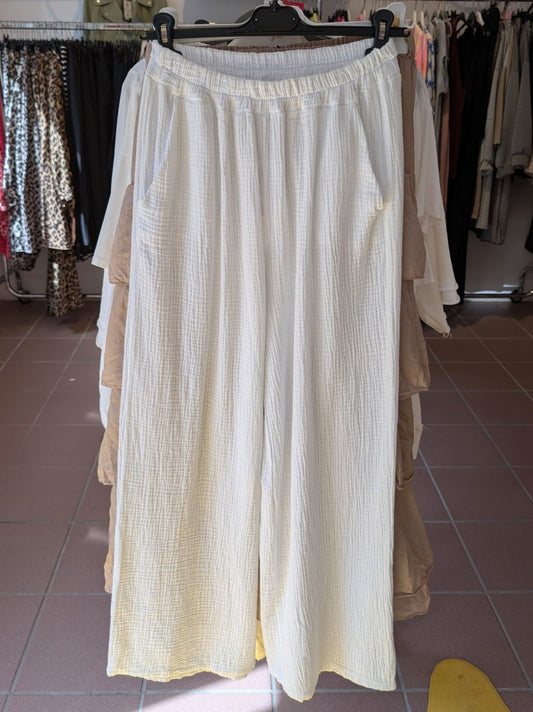 Diese weiße Mousselin Hose mit leichtem fließenden Material vereint mühelos Komfort und Stil. Perfekt für vielseitige Looks!
