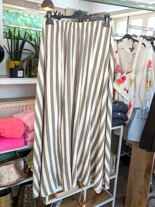 Elegante luftige Mousselin-Hose mit feinen Streifen in Créme und Grau. Ein zeitloses Stück von Mioni Italien - mühelos kombinierbar von casual bis elegant.