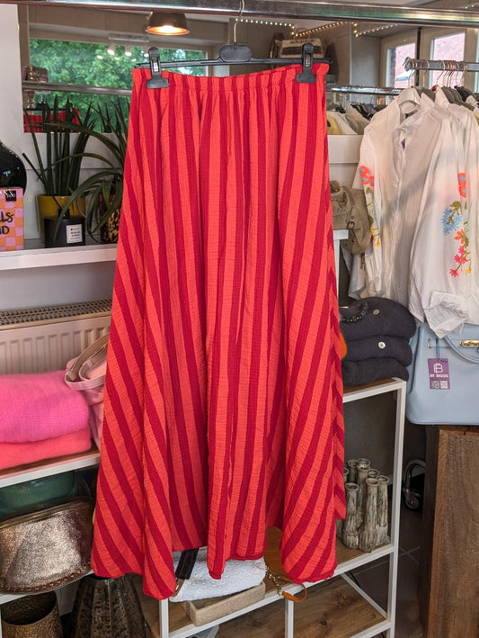 Elegante luftige Mousselin-Hose mit feinen Streifen in Orange und Rot. Ein zeitloses Stück von Mioni Italien - mühelos kombinierbar von casual bis elegant.