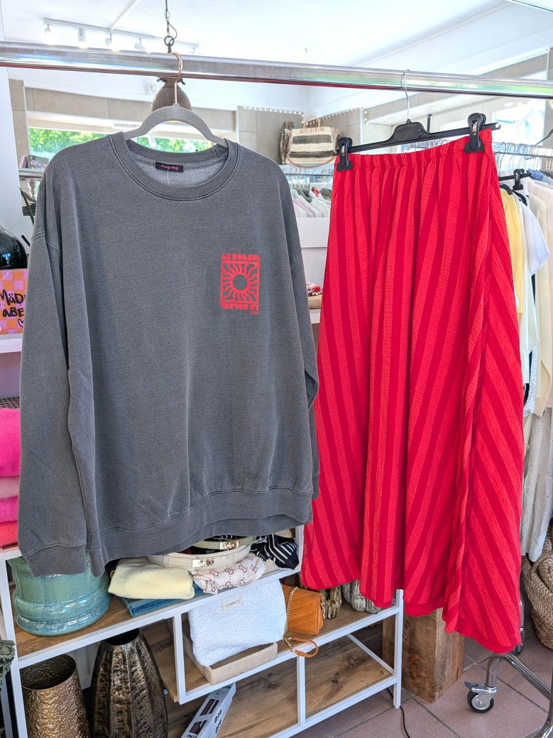 Elegante luftige Mousselin-Hose mit feinen Streifen in klassischem Rot. Ein zeitloses Stück von Mioni Italien - mühelos kombinierbar von casual bis elegant.