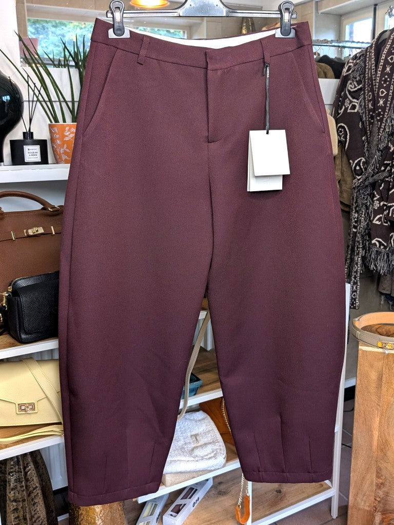 Elegante Hose Barrel- Ballon-Schnitt mit weitem Bein aus Viskosemischung in Burgund Bordeaux Rot - passt zu vielen Outfits und lässt sich mühelos kombinieren.