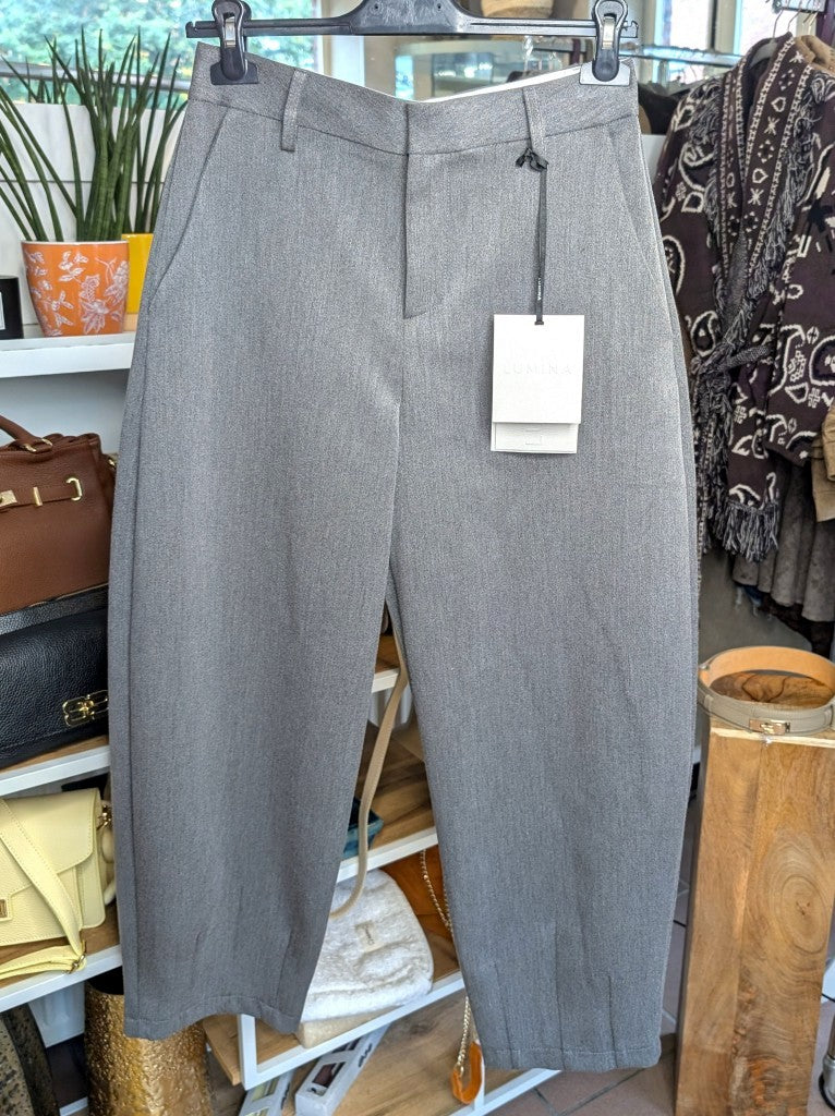 Elegante Hose Barrel- und Ballon-Schnitt mit weitem Bein aus Viskosemischung in Grau - passt zu nahezu jedem Outfit und lässt sich mühelos kombinieren.