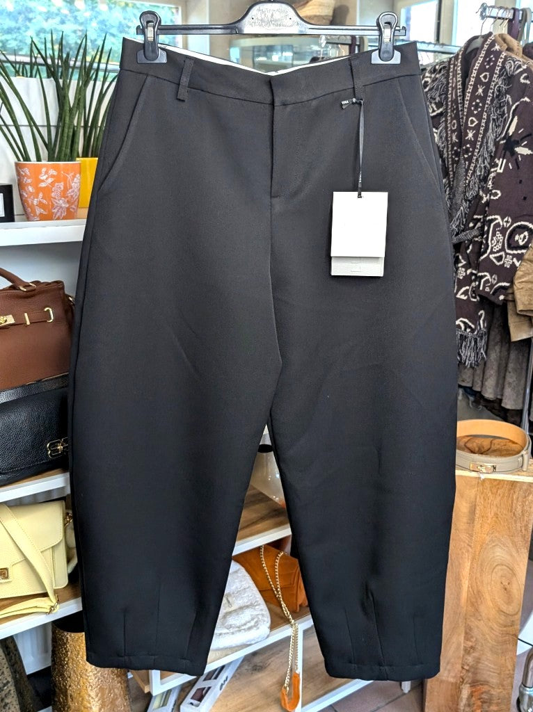 Elegante Hose Barrel- und Ballon-Schnitt mit weitem Bein aus Viskosemischung in Schwarz - passt zu nahezu jedem Outfit und lässt sich mühelos kombinieren.