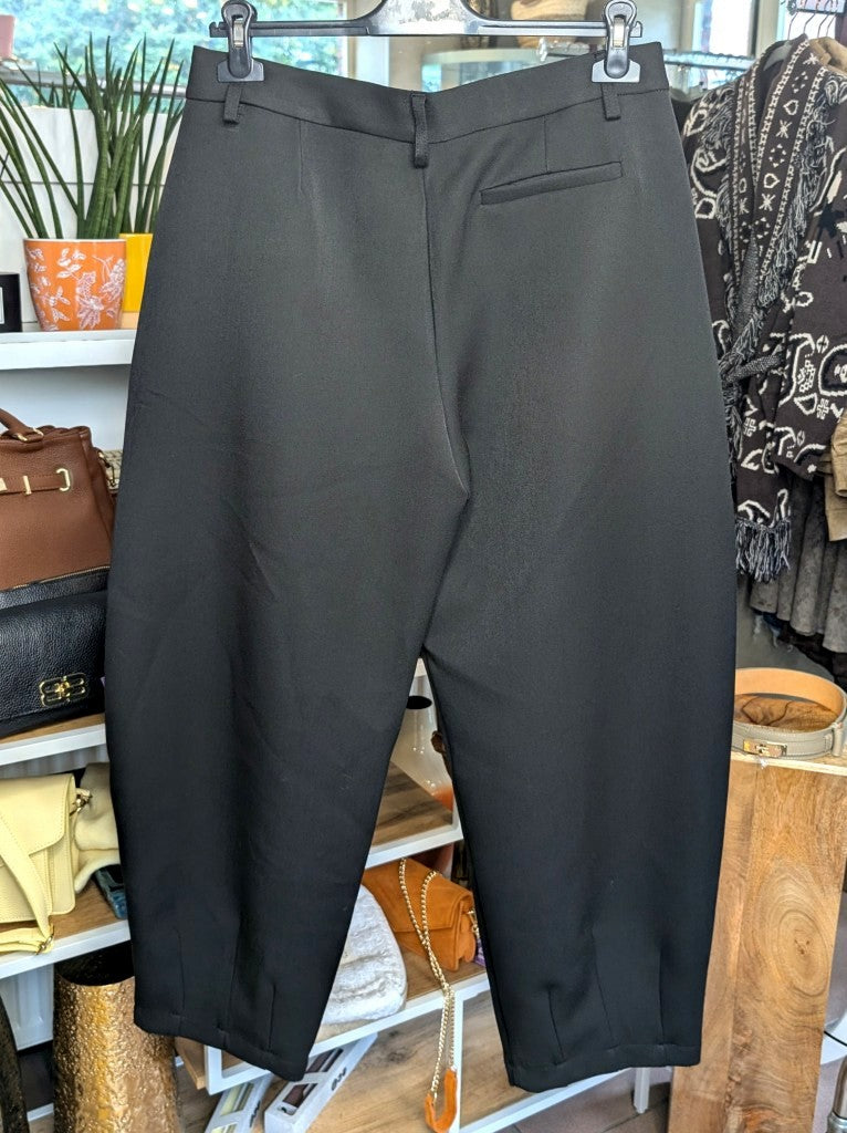 Elegante Hose Barrel- und Ballon-Schnitt mit weitem Bein aus Viskosemischung in Schwarz - passt zu nahezu jedem Outfit und lässt sich mühelos kombinieren.