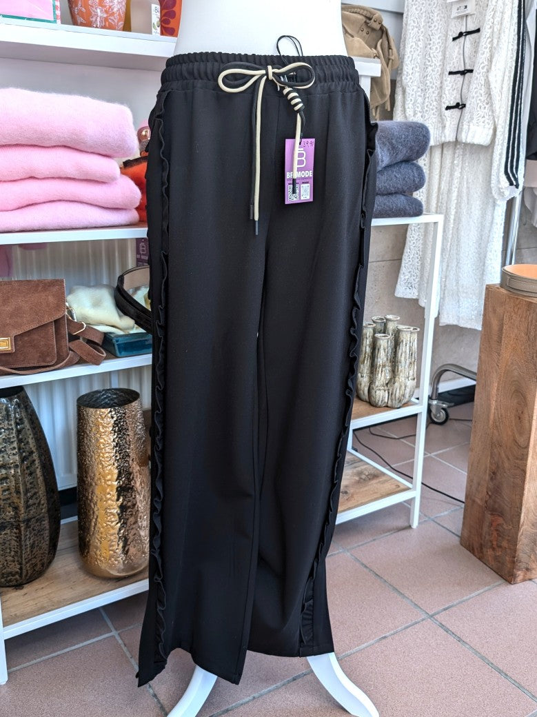 Elegante Anzughose aus hochwertiger Viskose Schwarz mit raffiniertem Rüschen-Detail. Perfekt für gehobene Anlässe, Büro oder zu eleganten Outfits kombinierbar.