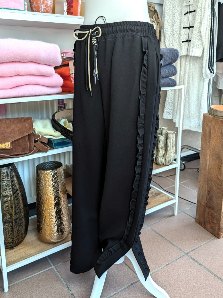 Elegante Anzughose aus hochwertiger Viskose Schwarz mit raffiniertem Rüschen-Detail. Perfekt für gehobene Anlässe, Büro oder zu eleganten Outfits kombinierbar.