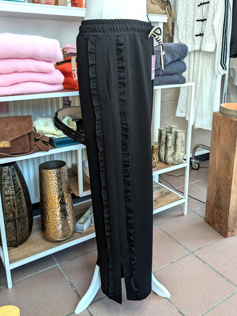 Elegante Anzughose aus hochwertiger Viskose Schwarz mit raffiniertem Rüschen-Detail. Perfekt für gehobene Anlässe, Büro oder zu eleganten Outfits kombinierbar.
