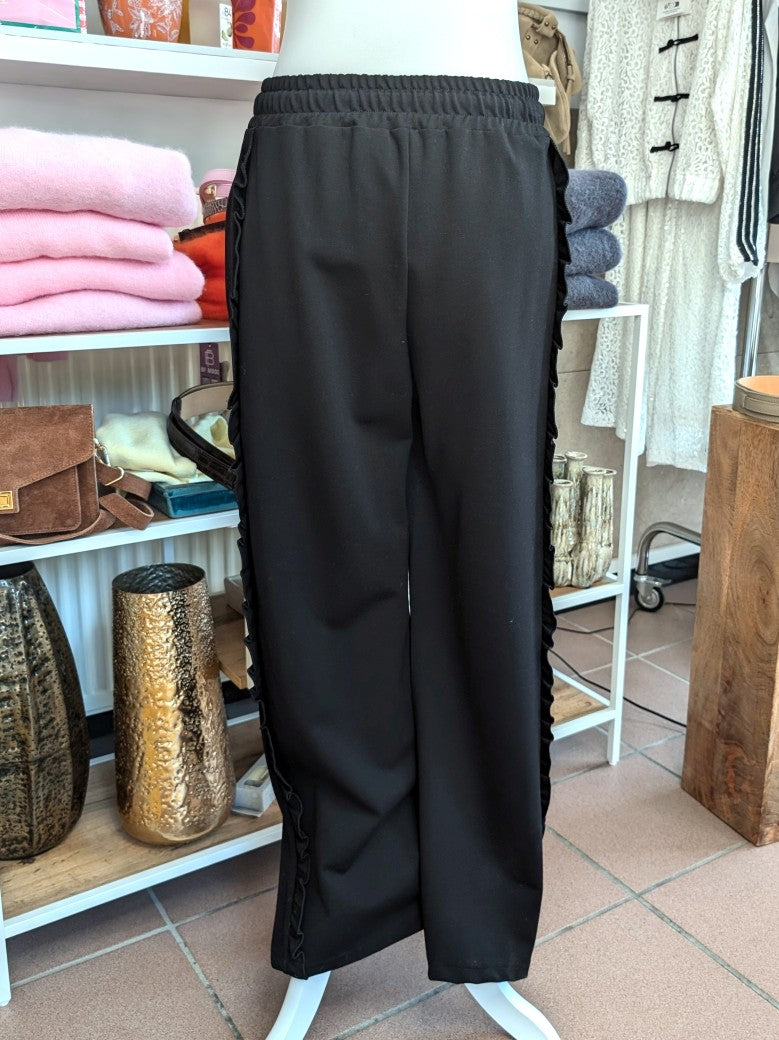 Elegante Anzughose aus hochwertiger Viskose Schwarz mit raffiniertem Rüschen-Detail. Perfekt für gehobene Anlässe, Büro oder zu eleganten Outfits kombinierbar.
