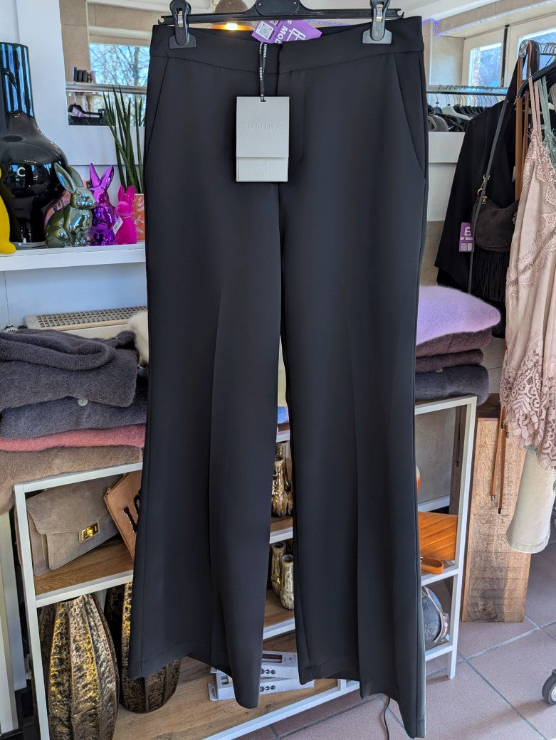 Hochwertige schwarze Wide Leg Anzughose in Größe L von Lumina – perfekte für professionelle Eleganz. Ideal für Büro, wichtige Termine und formelle Anlässe!