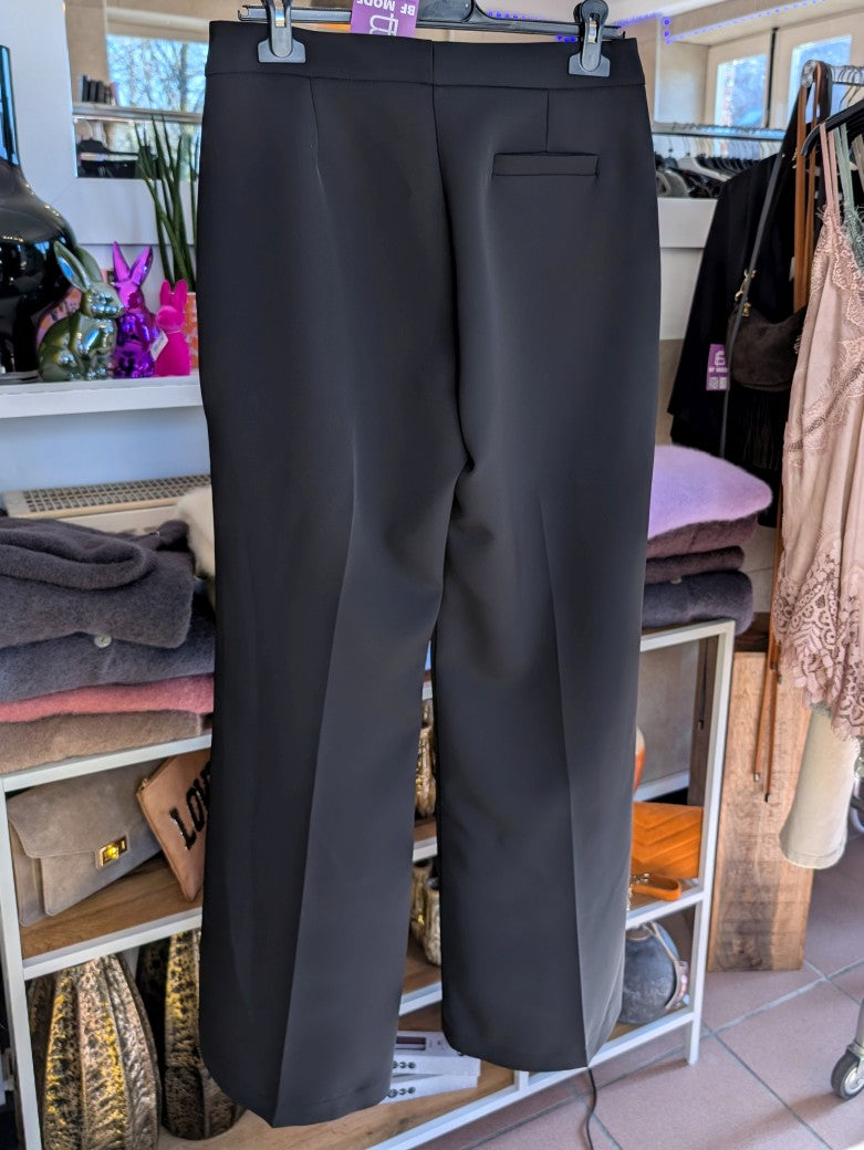 Hochwertige schwarze Wide Leg Anzughose in Größe L von Lumina – perfekte für professionelle Eleganz. Ideal für Büro, wichtige Termine und formelle Anlässe!