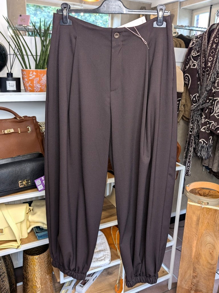 Elegante Wide-Leg-Hose aus Viskosemischung in warmem Coffee-Braun mit Gummizug Fußgelenk. Die fließenden breiten Beinschnitte wirken modern und feminin zugleich