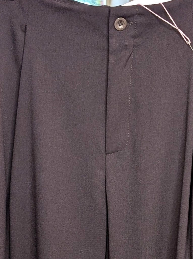 Elegante Wide-Leg-Hose aus Viskosemischung in warmem Coffee-Braun mit Gummizug Fußgelenk. Die fließenden breiten Beinschnitte wirken modern und feminin zugleich