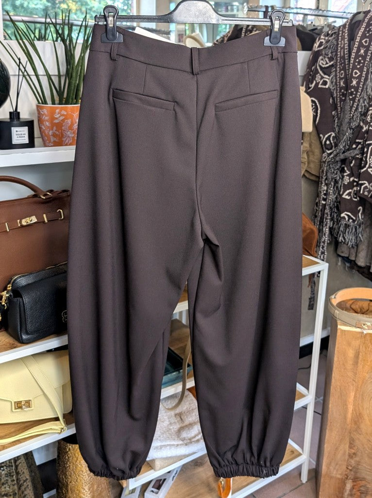 Elegante Wide-Leg-Hose aus Viskosemischung in warmem Coffee-Braun mit Gummizug Fußgelenk. Die fließenden breiten Beinschnitte wirken modern und feminin zugleich