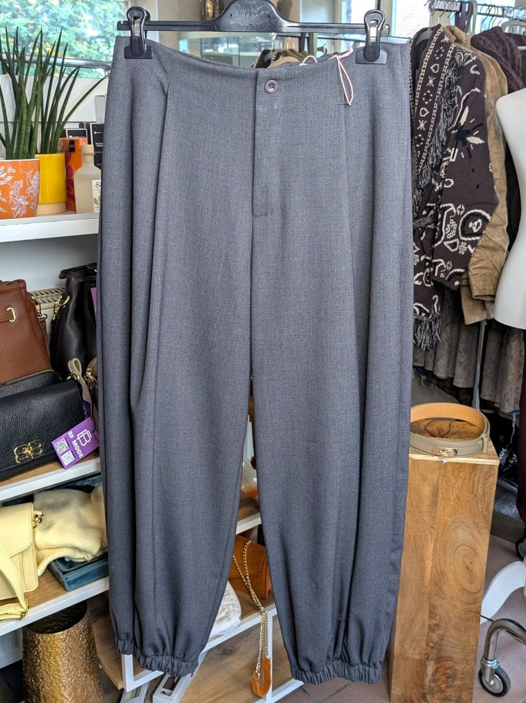 Elegante Wide-Leg-Hose aus Viskosemischung in elegantem Grau mit Gummizug Fußgelenk. Die fließenden breiten Beinschnitte wirken modern und feminin zugleich