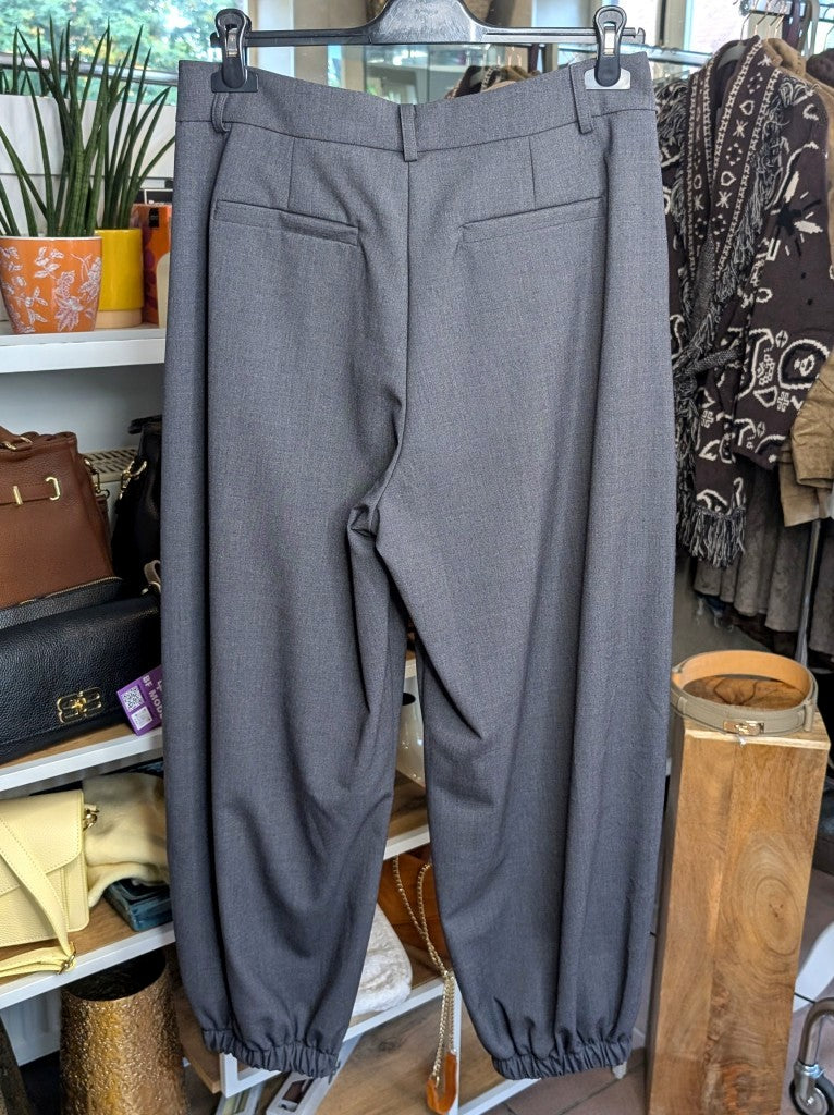 Elegante Wide-Leg-Hose aus Viskosemischung in elegantem Grau mit Gummizug Fußgelenk. Die fließenden breiten Beinschnitte wirken modern und feminin zugleich