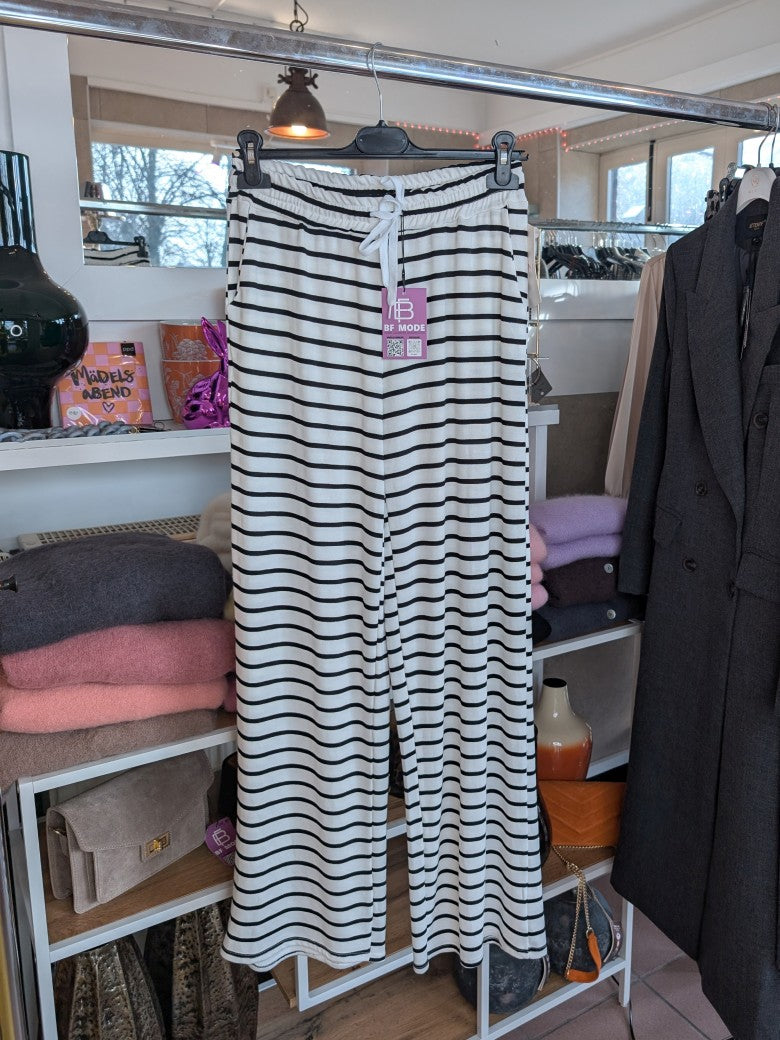 Die gestreifte Hose in Creme Schwarz aus weicher Viskose vereint Komfort und Stil perfekt - ideal für entspannte Tage oder lässige Looks – vielseitiges Must-Have!