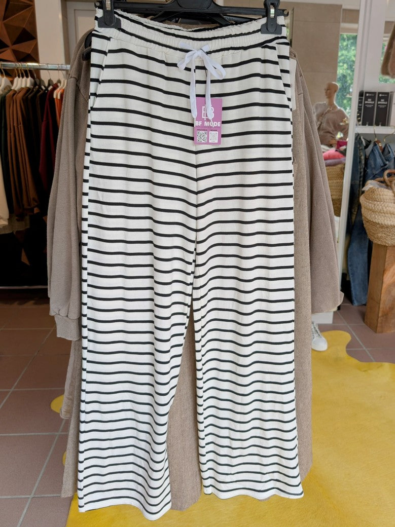 Die gestreifte Hose in Creme Schwarz aus weicher Viskose vereint Komfort und Stil perfekt - ideal für entspannte Tage oder lässige Looks – vielseitiges Must-Have!