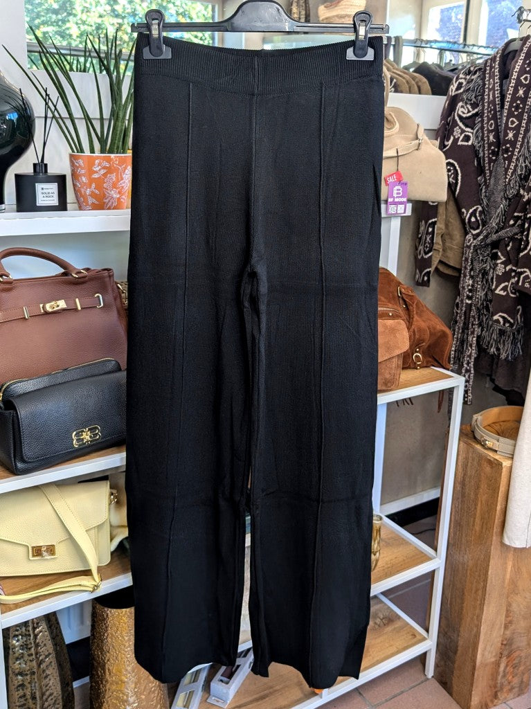Elegante Hose aus Viskose-Baumwoll-Mischung mit elastischem Bund in klassischem Schwarz.  Perfekt für vielseitige Styling-Möglichkeiten – von casual bis elegant
