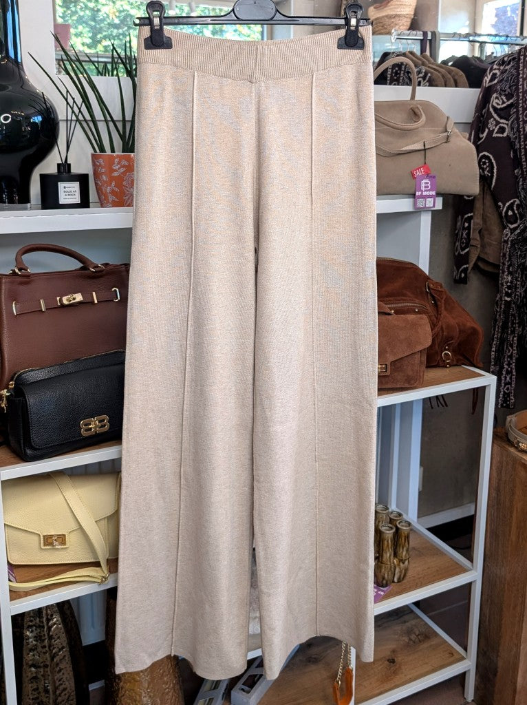 Elegante Hose aus Viskose-Baumwoll-Mischung mit elastischem Bund in elegantem Beige.  Perfekt für vielseitige Styling-Möglichkeiten – von casual bis elegant.