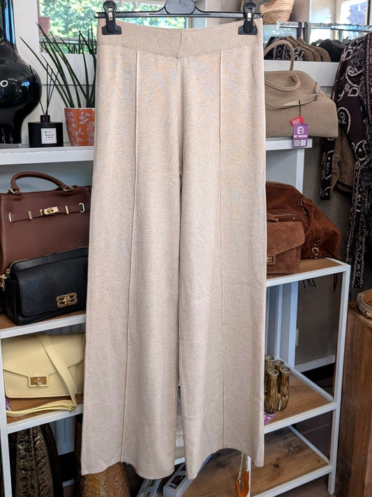 Elegante Hose aus Viskose-Baumwoll-Mischung mit elastischem Bund in elegantem Beige.  Perfekt für vielseitige Styling-Möglichkeiten – von casual bis elegant.