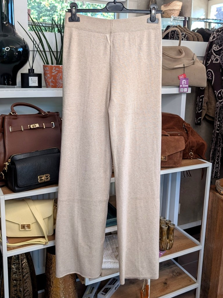 Elegante Hose aus Viskose-Baumwoll-Mischung mit elastischem Bund in elegantem Beige.  Perfekt für vielseitige Styling-Möglichkeiten – von casual bis elegant.