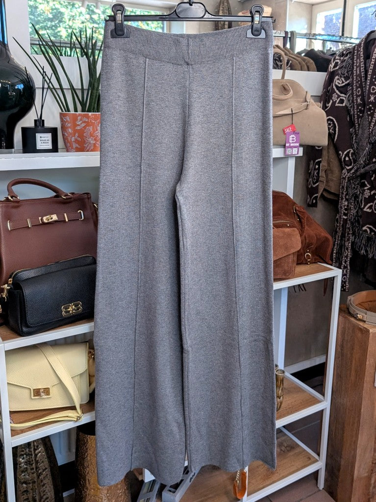 Elegante Hose aus Viskose-Baumwoll-Mischung mit elastischem Bund in elegantem Grau.  Perfekt für vielseitige Styling-Möglichkeiten – von casual bis elegant.