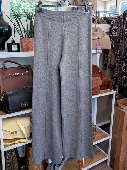 Elegante Hose aus Viskose-Baumwoll-Mischung mit elastischem Bund in elegantem Grau.  Perfekt für vielseitige Styling-Möglichkeiten – von casual bis elegant.