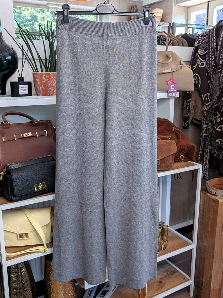 Elegante Hose aus Viskose-Baumwoll-Mischung mit elastischem Bund in elegantem Grau.  Perfekt für vielseitige Styling-Möglichkeiten – von casual bis elegant.