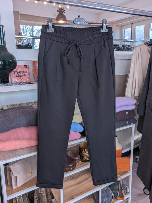 Die schwarze Bundfalten Stoffhose aus hochwertiger Viskose in Größe M bietet eleganten Komfort und einen modernen Look - ideal für Büro oder Freizeit!