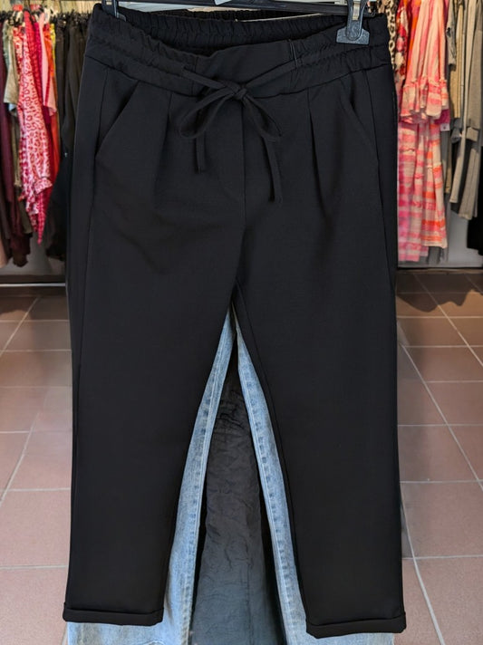 Die schwarze Bundfalten Stoffhose aus hochwertiger Viskose in Größe M bietet eleganten Komfort und einen modernen Look - ideal für Büro oder Freizeit!