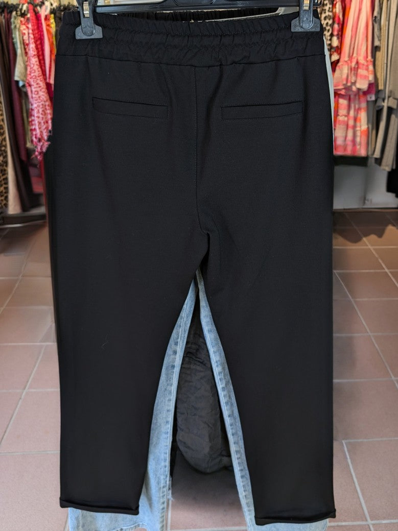 Die schwarze Bundfalten Stoffhose aus hochwertiger Viskose in Größe M bietet eleganten Komfort und einen modernen Look - ideal für Büro oder Freizeit!