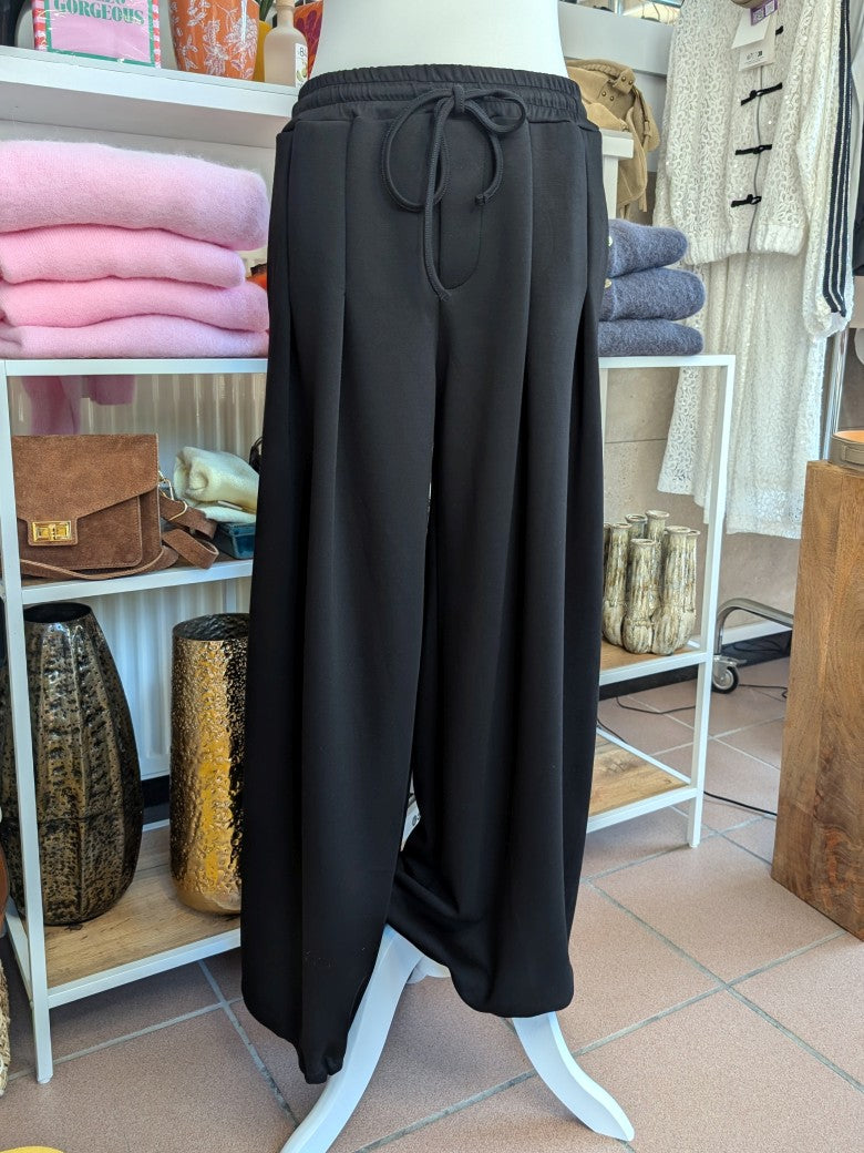 Elegante Viskose-Hose mit praktischen Gummikordeln am Saum für perfekte Passform und Komfort in zeitlosem Schwarz für viele Outfits - vielseitiges Basics-Piece!