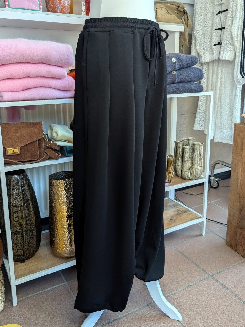 Elegante Viskose-Hose mit praktischen Gummikordeln am Saum für perfekte Passform und Komfort in zeitlosem Schwarz für viele Outfits - vielseitiges Basics-Piece!