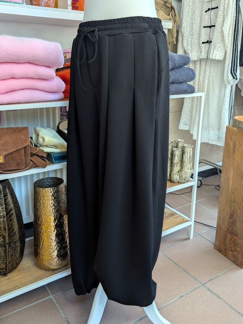 Elegante Viskose-Hose mit praktischen Gummikordeln am Saum für perfekte Passform und Komfort in zeitlosem Schwarz für viele Outfits - vielseitiges Basics-Piece!