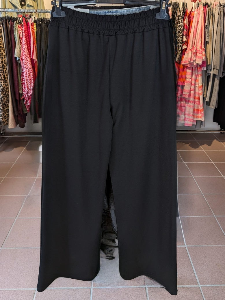 Die schwarze Wide Leg Stoffhose aus hochwertiger Viskose in Größe M bietet eleganten Komfort und einen modernen Look - ideal für Büro oder Freizeit!