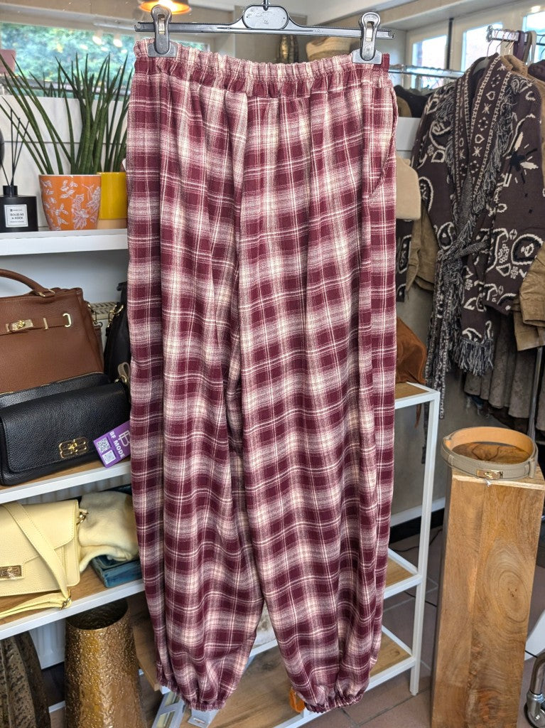 Elegante Viskose-Hose kariert Burgund Créme mit praktischen Gummikordeln am Saum für perfekte Passform und Komfort für viele Outfits - vielseitiges Basics-Piece